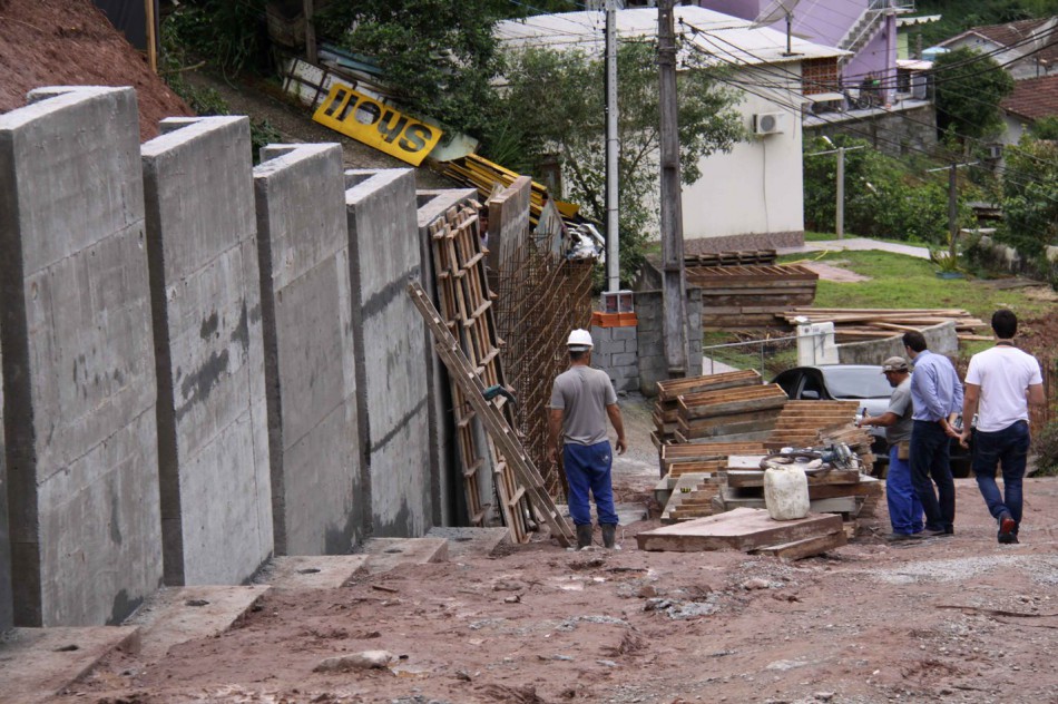 Obras em diversos bairros são analisadas por comitiva da Prefeitura