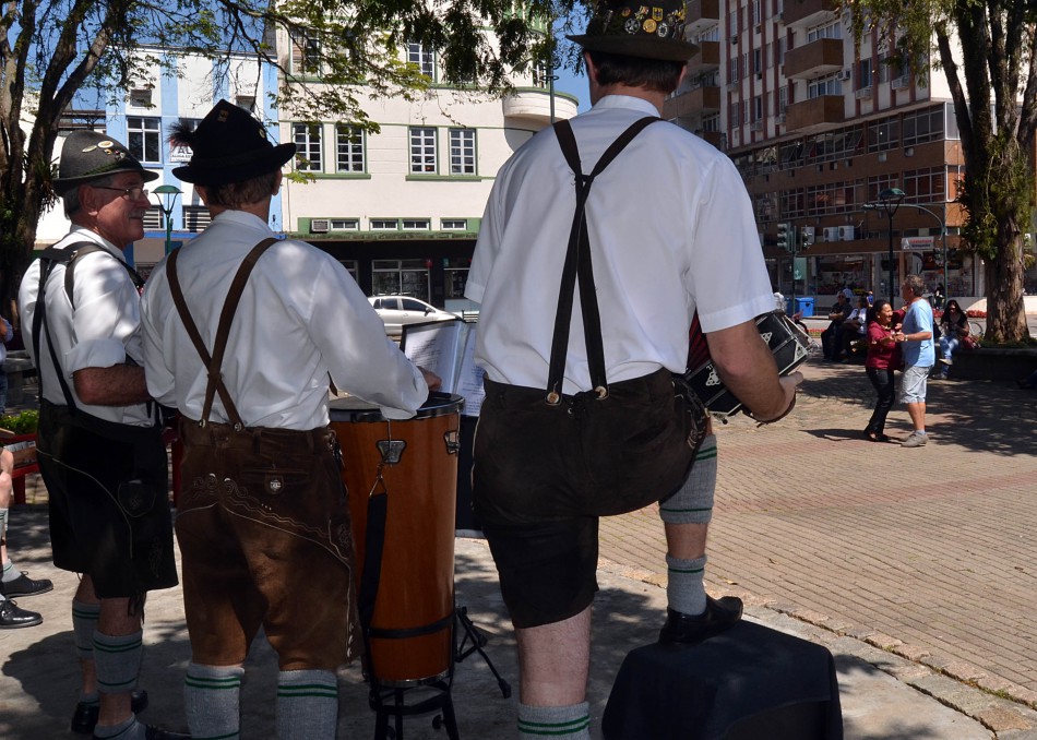 Clima de Oktoberfest invade Blumenau já nesta segunda-feira