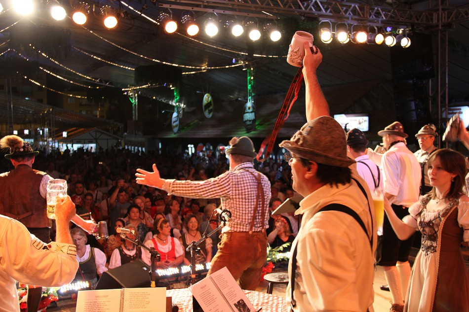 Do clássico ao novo, hits contagiam o público na Oktoberfest Blumenau