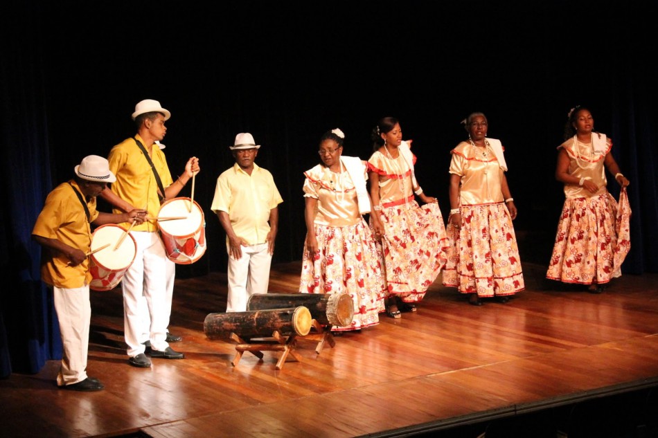 Sonora Brasil apresenta tambores e batuques