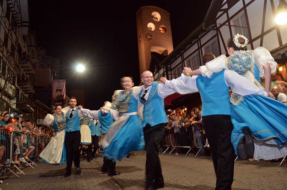 Público lota a rua XV de Novembro no primeiro desfile da Oktoberfest 2014