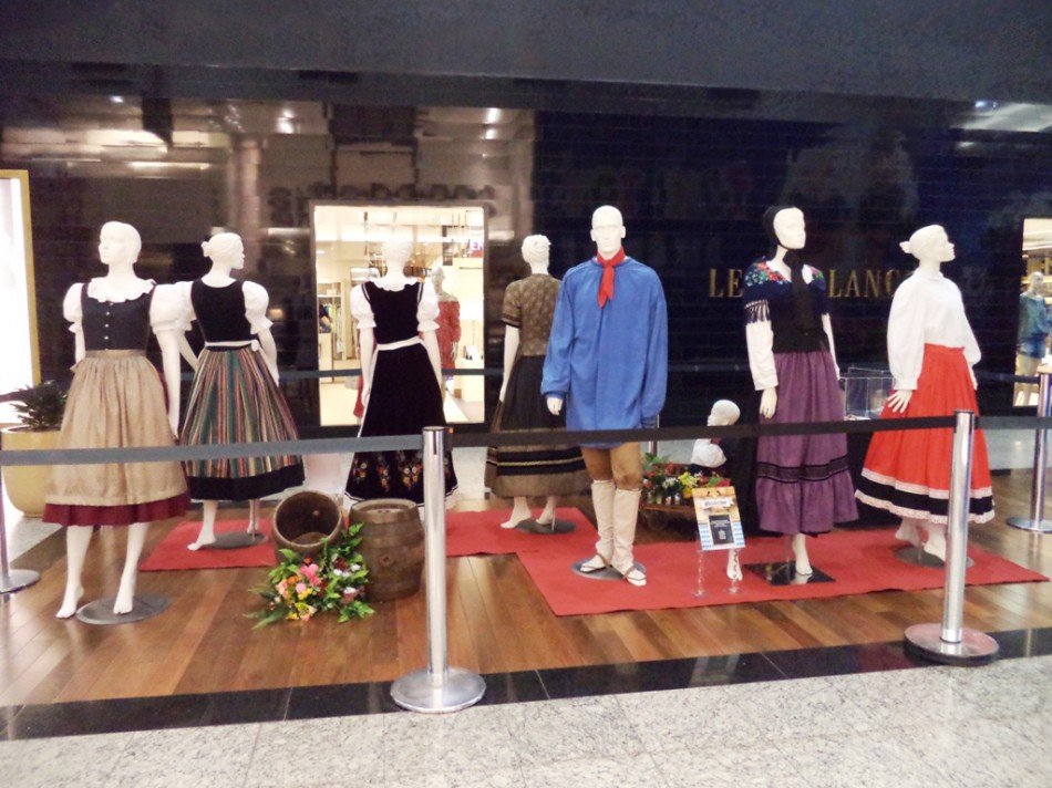 Shopping expõe réplicas de trajes típicos