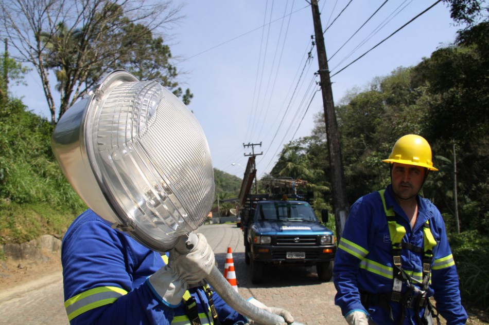 Sistema de iluminação pública é modernizado na rua Emil Manke Senior