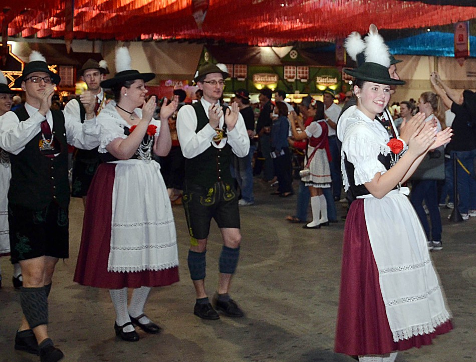 Grupos Folclóricos se apresentam pela primeira na Oktoberfest 2014