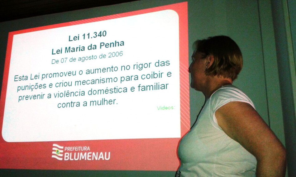 Moradores do Garcia participam de palestra contra violência à mulher