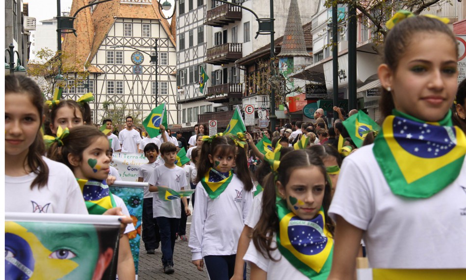 Desfile cívico reúne mais de 10 mil pessoas na rua XV de Novembro