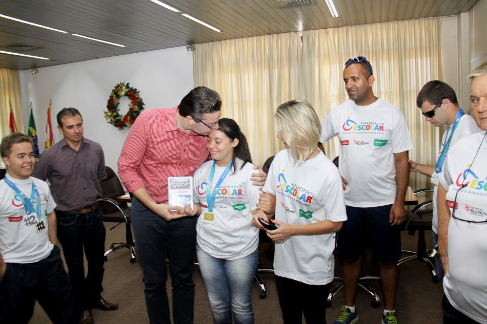 Jovens destaques blumenauenses recebem tarde de homenagens