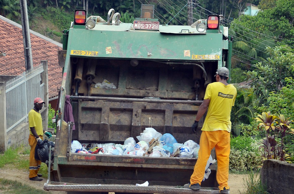 Coleta de lixo tem horário especial no fim de ano 
