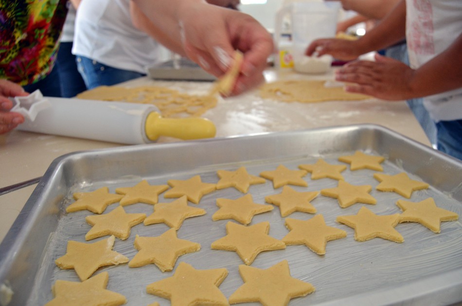 Cozinha Comunitária recebe oficina de docinhos de Natal saudáveis 