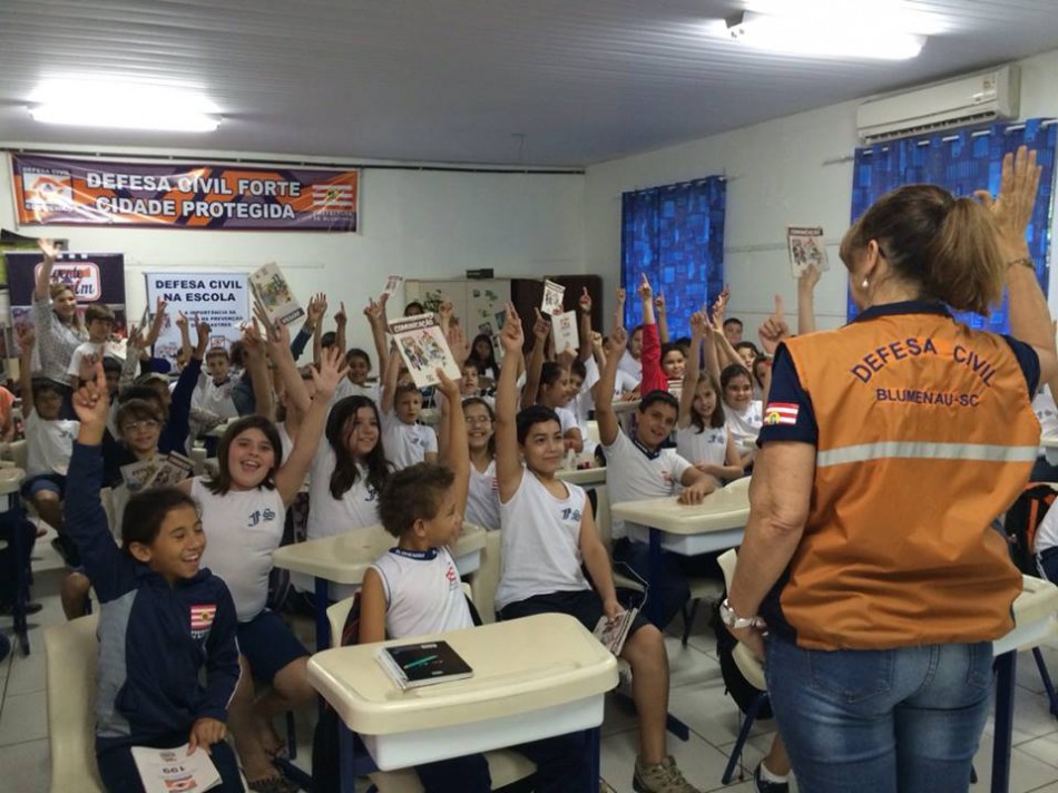 Defesa Civil faz ação na escola Felipe Schmidt