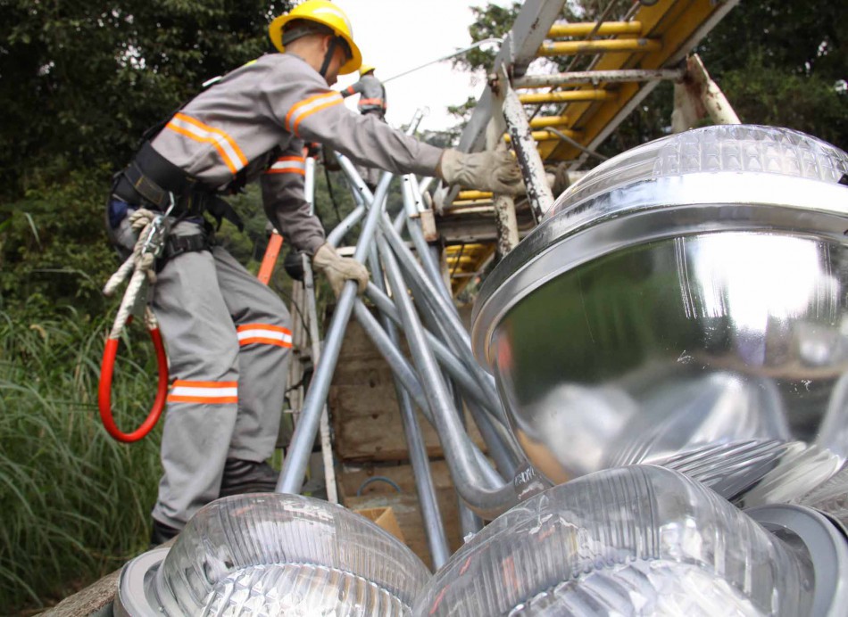 Prefeitura investe na iluminação pública do bairro Glória