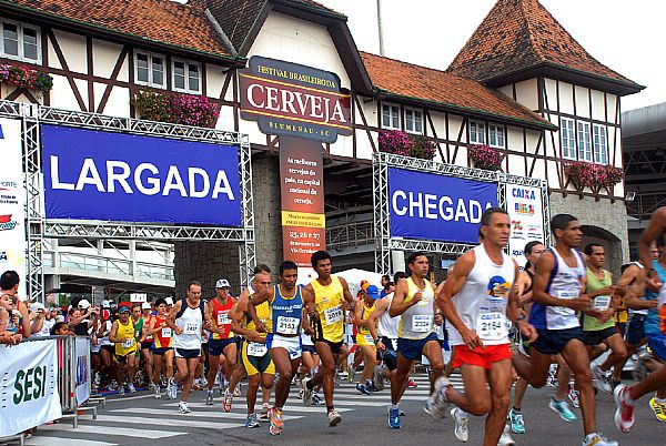Corrida na noite desta quinta-feira altera o trânsito no Centro