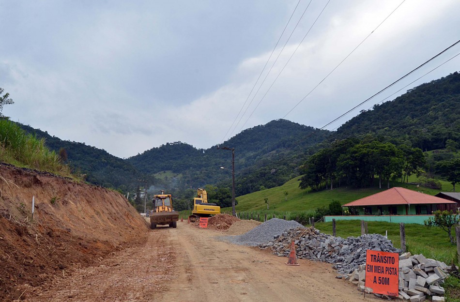 Obras começam a modificar o layout da rua Johann Hadlich,  no Passo Manso