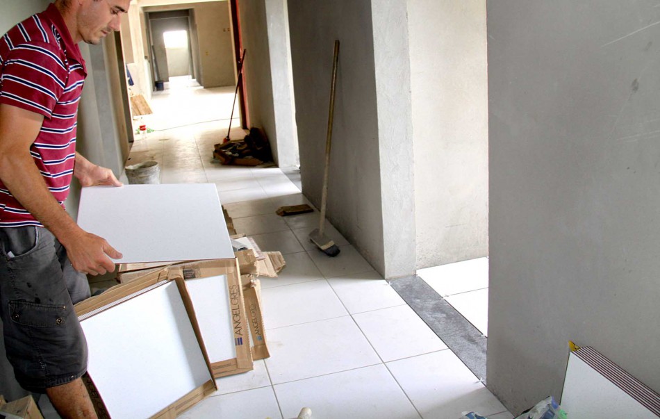 Novo prédio do Ambulatório Geral da Velha recebe piso