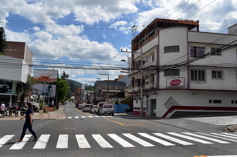 Faixas de pedestres da Ponta Aguda recebem manutenção