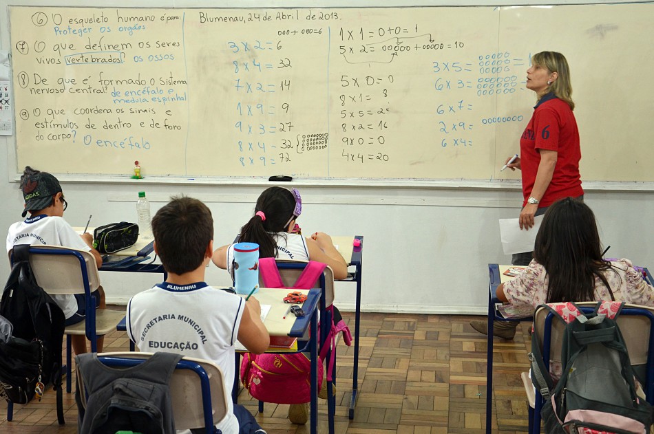 Estudantes voltam às aulas na rede pública municipal de Blumenau
