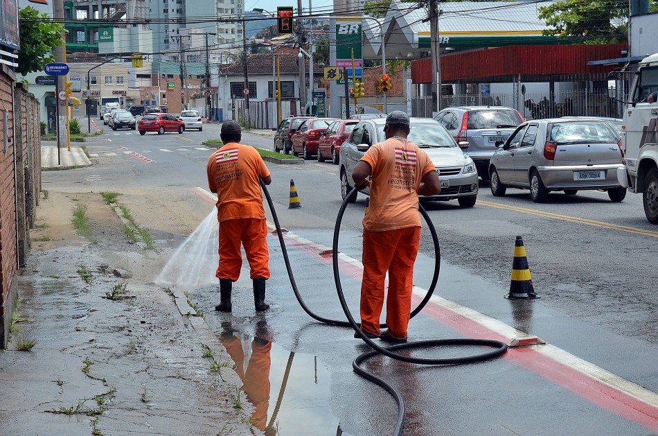 Prefeitura atua na limpeza da cidade após forte chuva