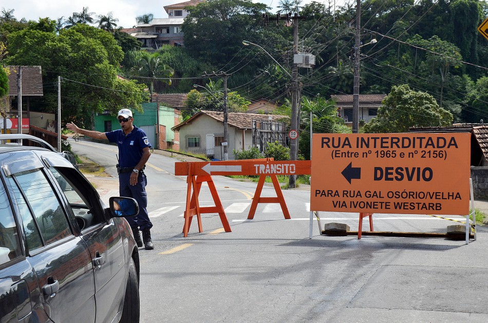 Obras de esgoto modificam o trânsito em ruas de Blumenau