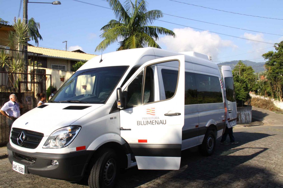 Abrigos Municipais recebem novo veículo para auxiliar nos trabalhos