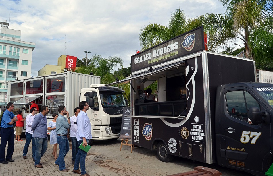 Vigilância Sanitária e secretários visitam a estrutura do Food Trucks Festival