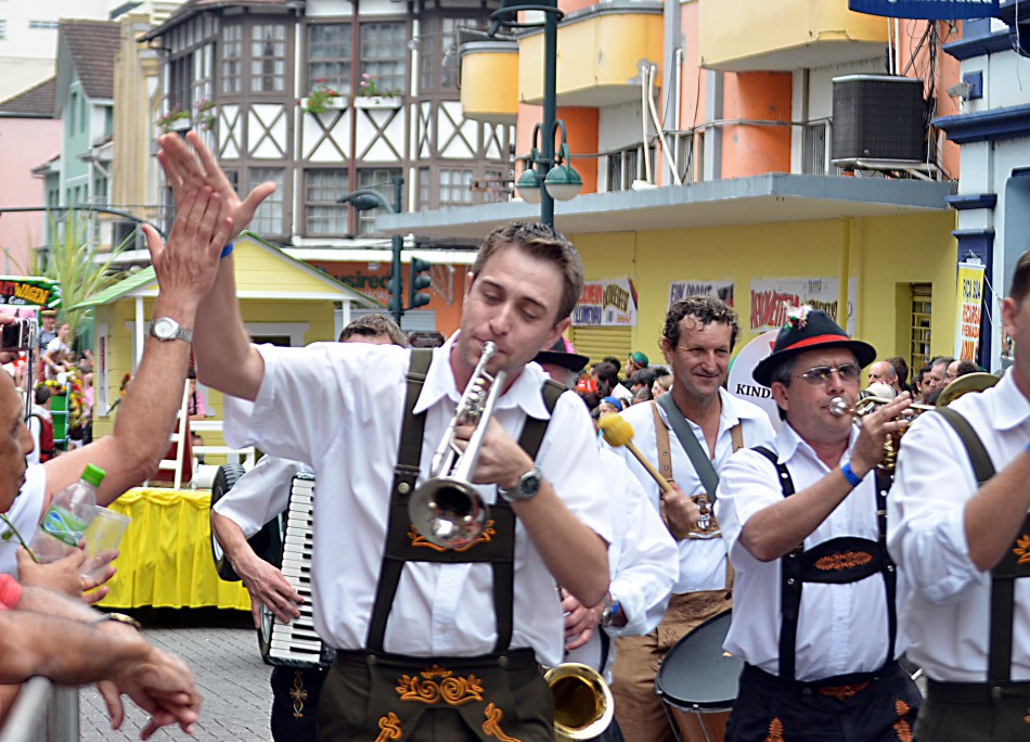 Inscrições para o desfile da Oktoberfest 2015 terminam sexta-feira