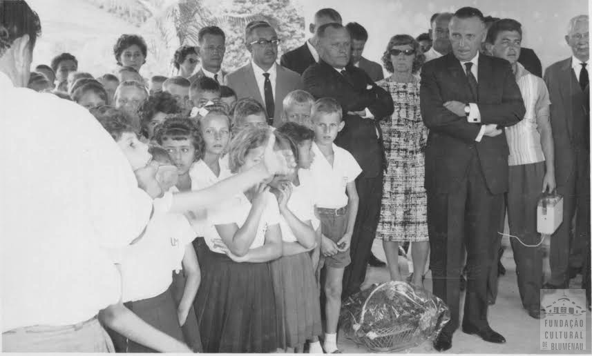 Memória Digital: Inauguração da Escola Lauro Muller