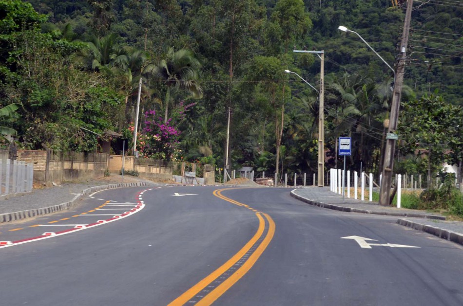 Comunidades dos bairros Passo Manso e Itoupava Central recebem vias asfaltadas 