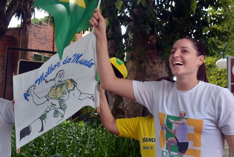 Atleta Duda Amorim é recebida com grande comemoração em Blumenau