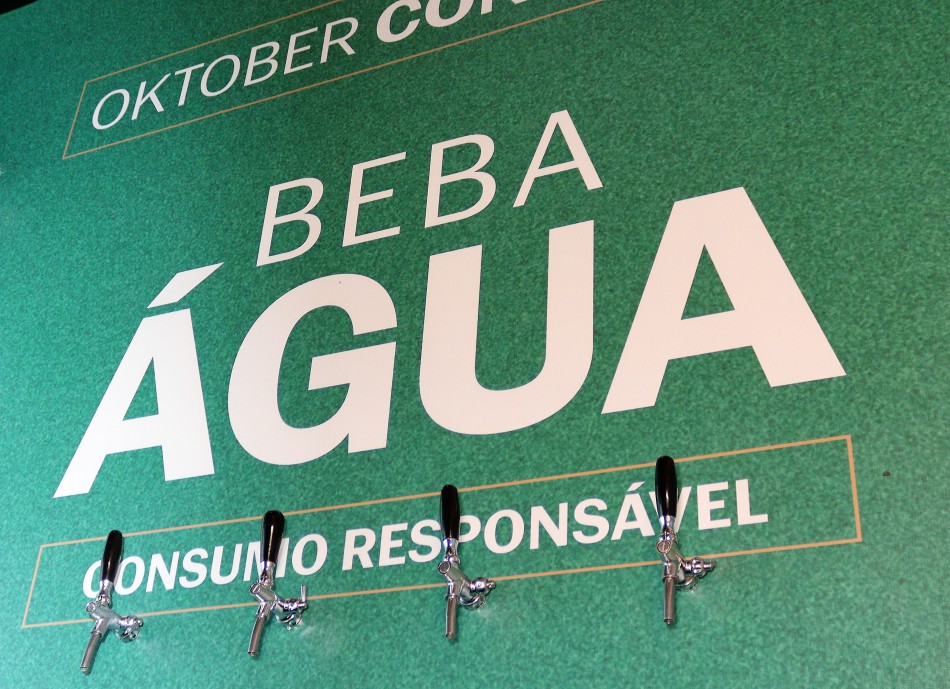 39ª Oktoberfest tem estações de distribuição gratuita de água ultrafiltrada