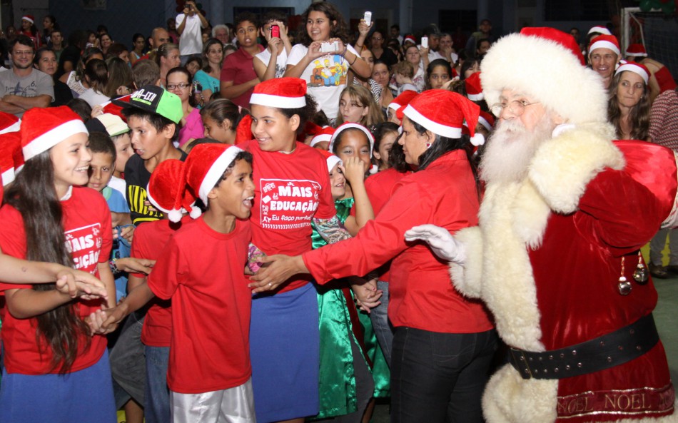 Natal nos Bairros leva alegria aos moradores da Itoupava Central