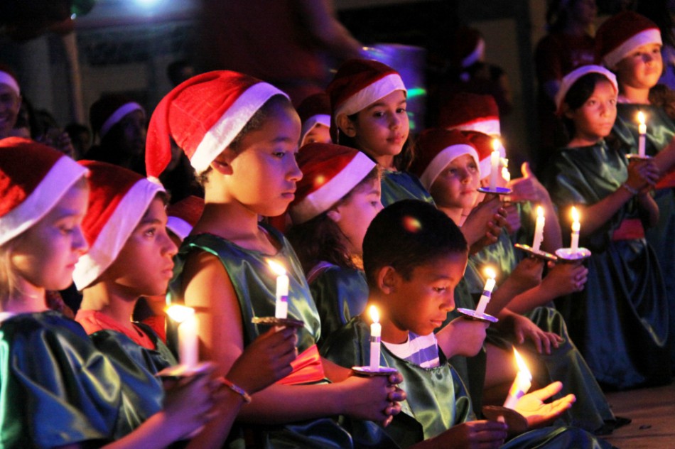 Comunidade lota escola para prestigiar o Natal nos Bairros