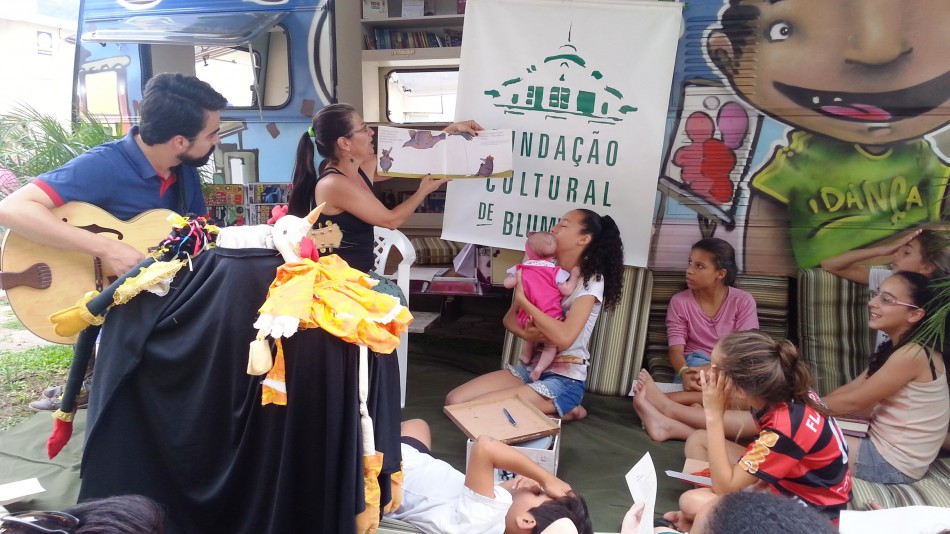 Música e leitura formam cardápio cultural na Itoupava Central