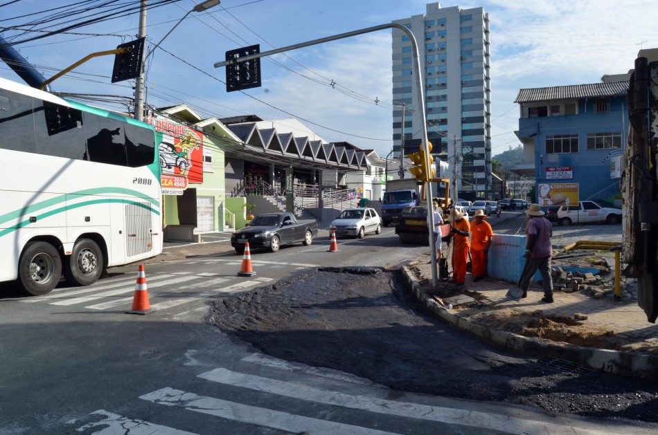 Prefeitura inicia obras para alterações do trânsito no centro da cidade