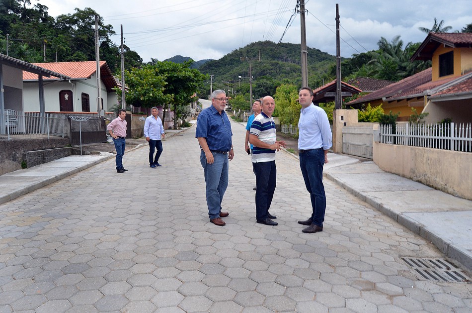 Comitiva visita três importantes obras executadas no Distrito do Garcia