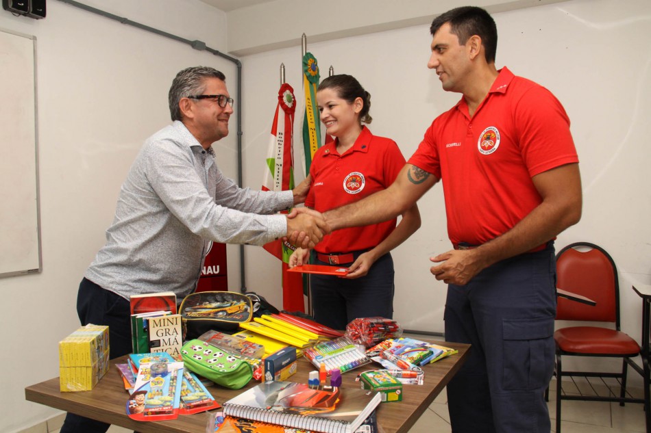 Bombeiros fazem entrega de material escolar arrecadado em campanha