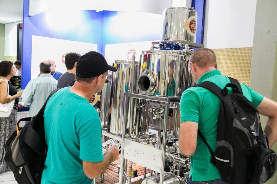 Cervejeiros ensinam como funciona o processo de produção da bebida