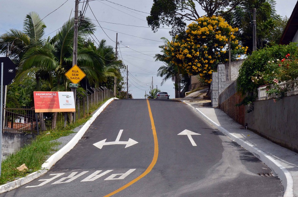 Moradores da Itoupava Central recebem asfalto através do Pavimenta Ação