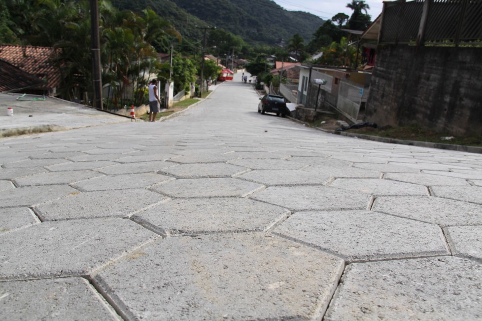 Pavimentações de três vias no bairro Progresso são entregues à comunidade