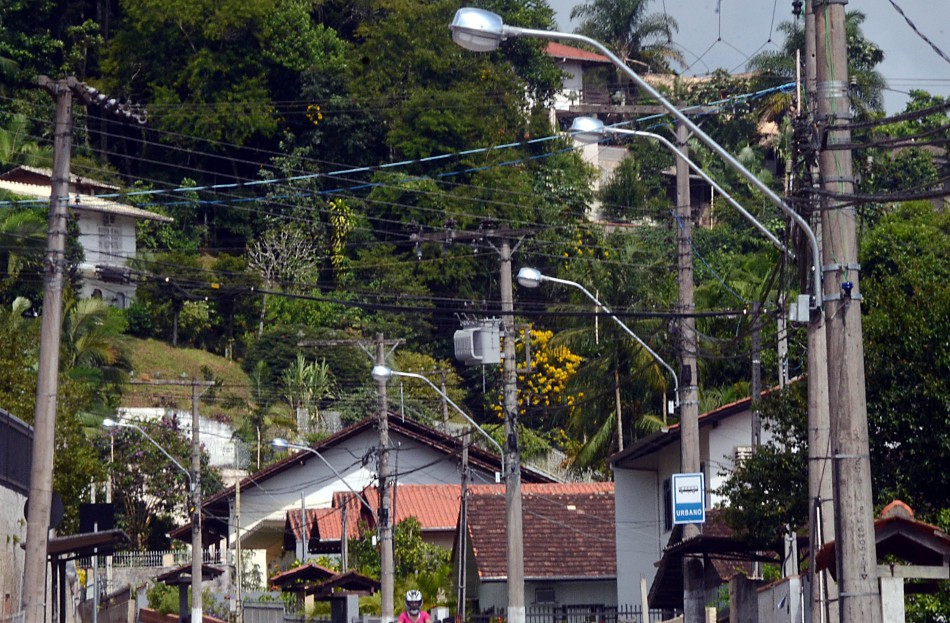 Rua 25 de Agosto, na Itoupava Norte, recebe melhorias na iluminação