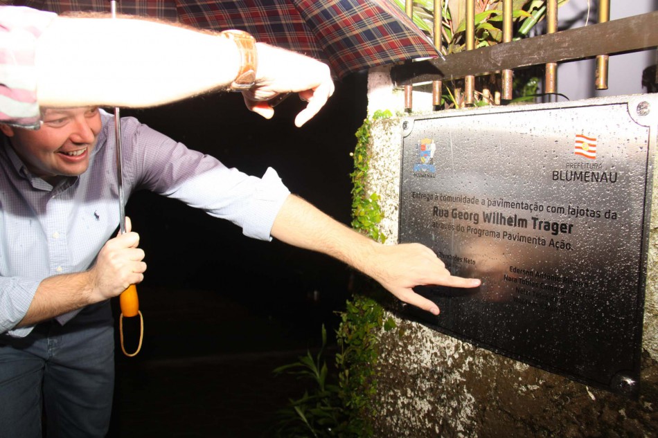 Moradores da rua Georg Wilhelm Adolf Trager recebem calçamento