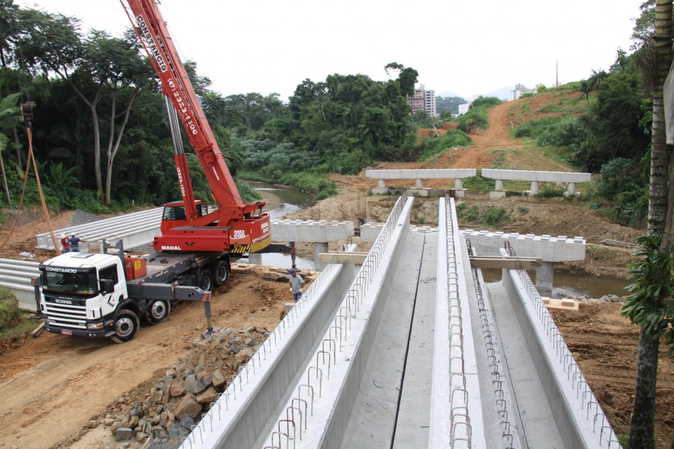Obras na rua Humberto de Campos recebem 32 vigas de sustentação