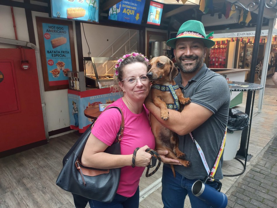Hunde sind willkomen, und Katze auch! Maior festa alemã das Américas tem diversão garantida para os pets