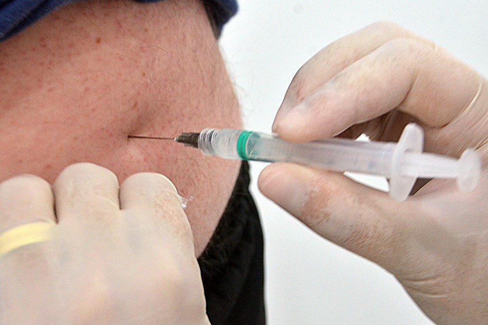 Postos de saúde começam a vacinar contra a gripe Influenza