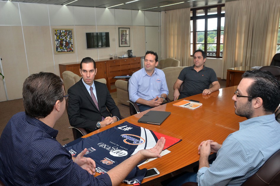Equipe de vôlei masculino de Blumenau visita a prefeitura