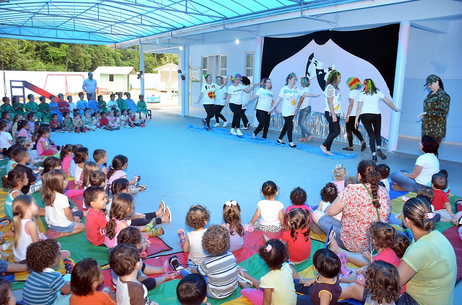 CEI Robert Rudolph Barth promove Festival Interno de Teatro Infantil