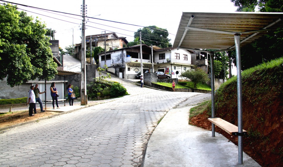 Prefeitura implanta novos abrigos de ônibus na cidade