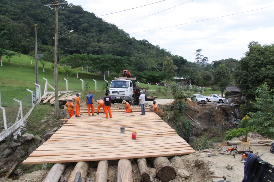 Ponte da rua Ribeirão Schelters recebe manutenção