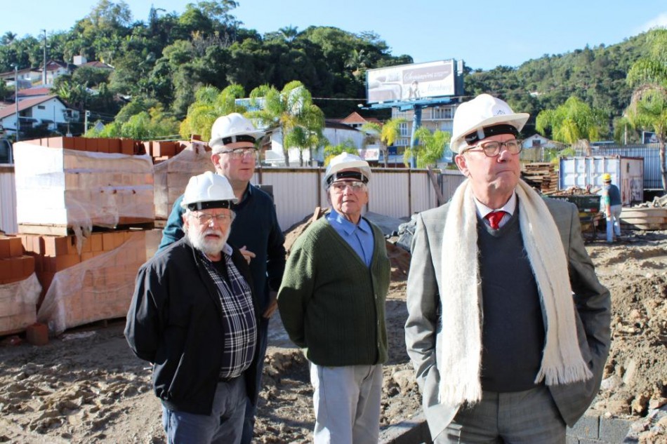 Parque Vila Germânica recebe visita de ex-secretários de Turismo