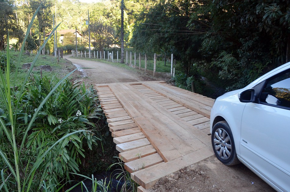 Prefeitura realiza manutenção na ponte da rua Bruno Rudiger