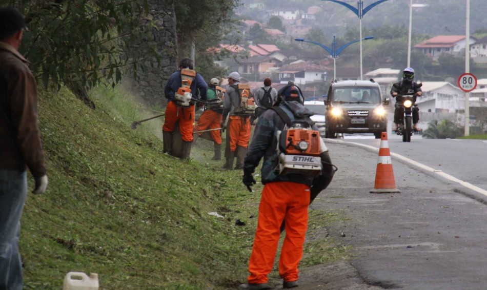 Prefeitura leva 130 homens da URB e faz mutirão no bairro Fortaleza